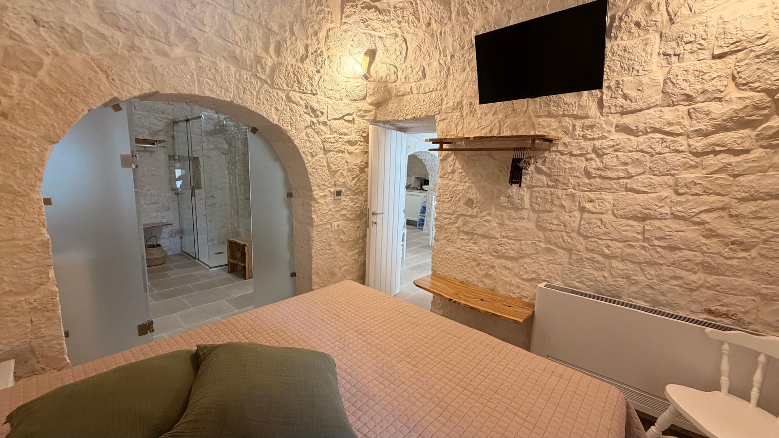 Trulli Comunicanti, Restaurati con Antico Camino, Ulivi Secolari.